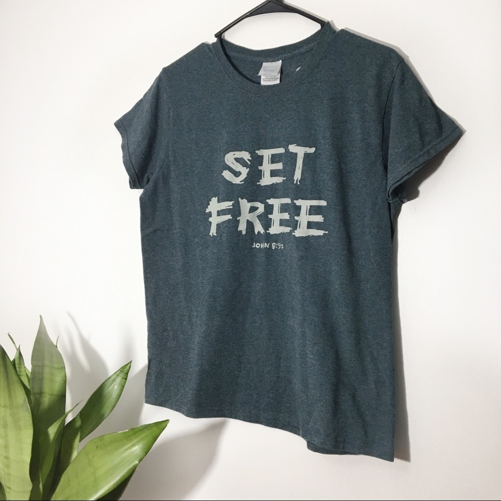 Set Free Bible Verse Graphic Tee Size M